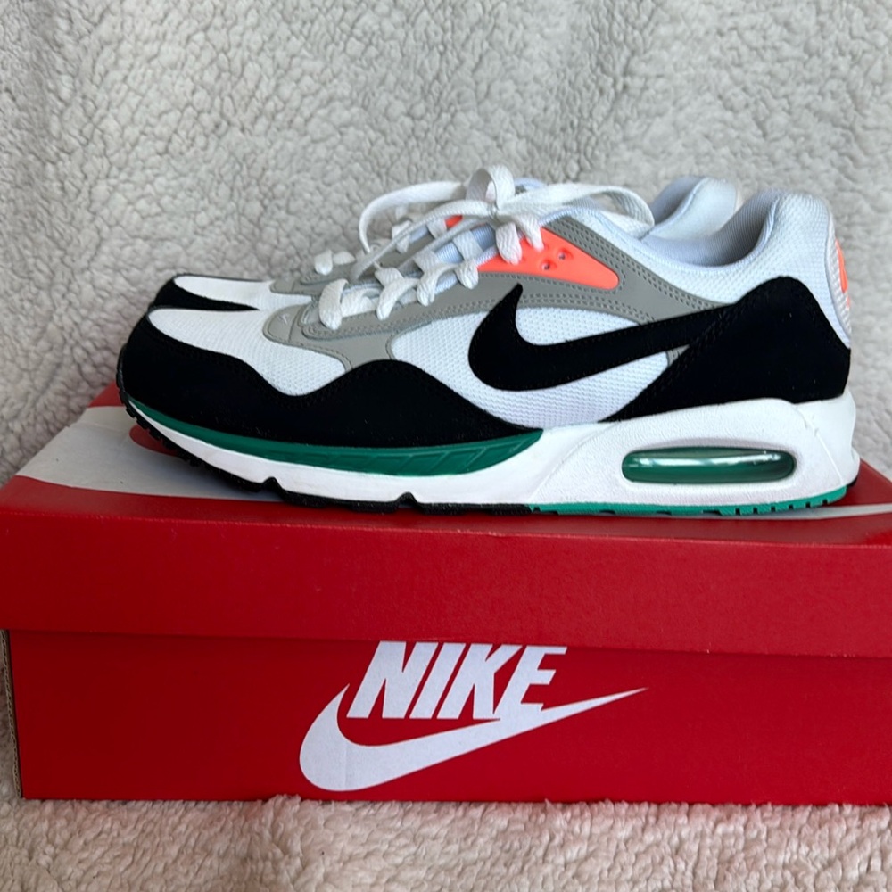 Women’s size 11 Nike air max correlate. Very lightly worn once.
